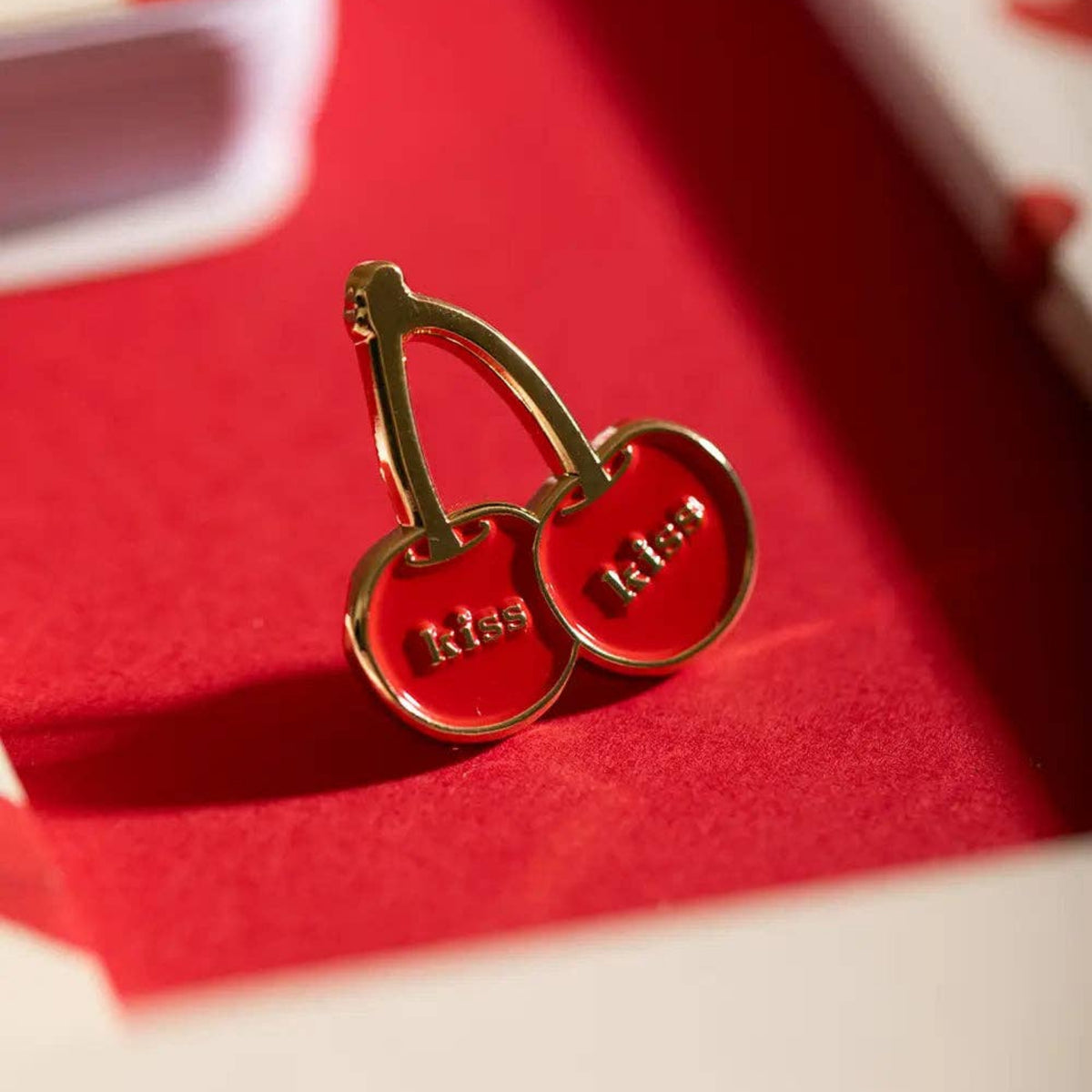 Kiss Kiss - Kirsche Pin