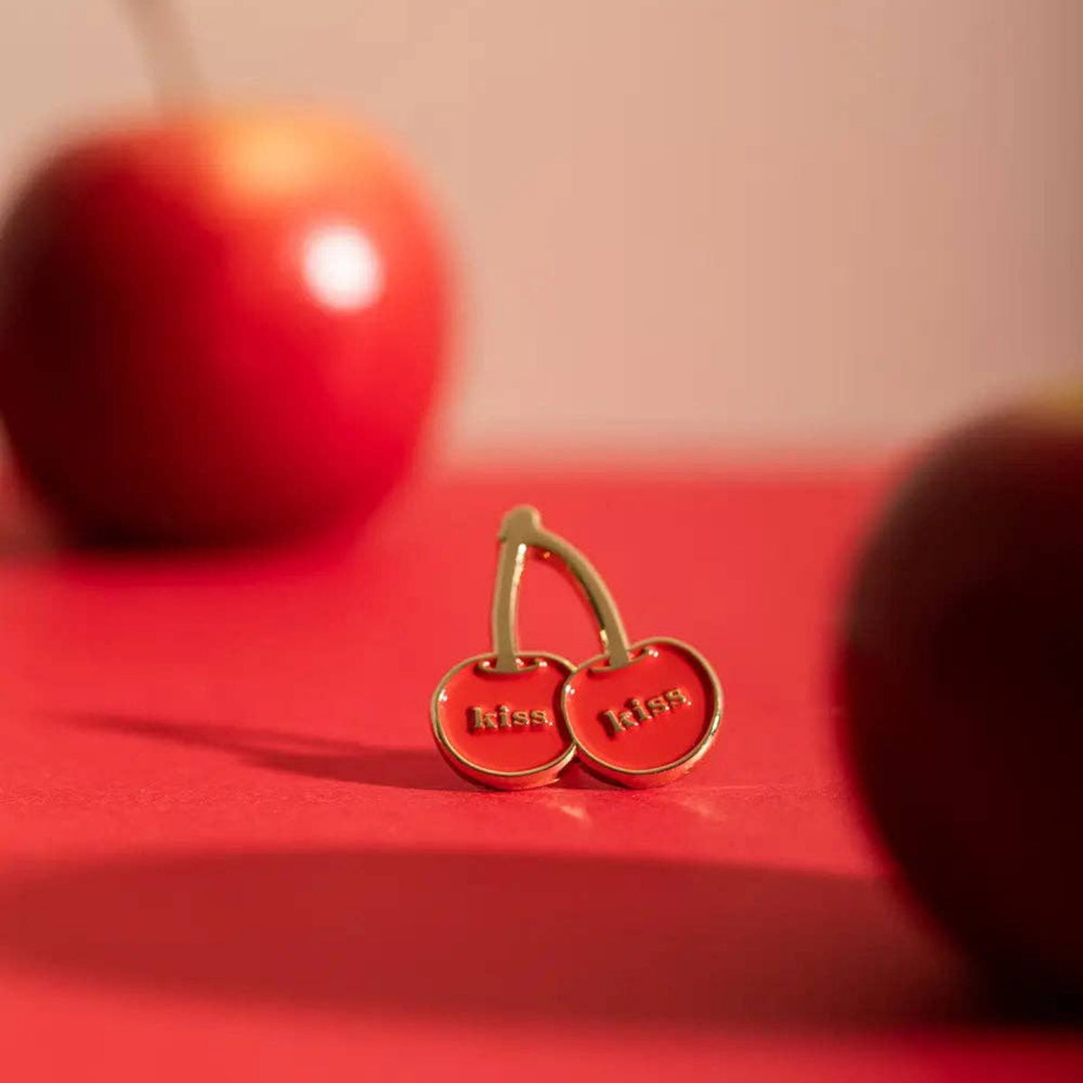 Kiss Kiss - Kirsche Pin
