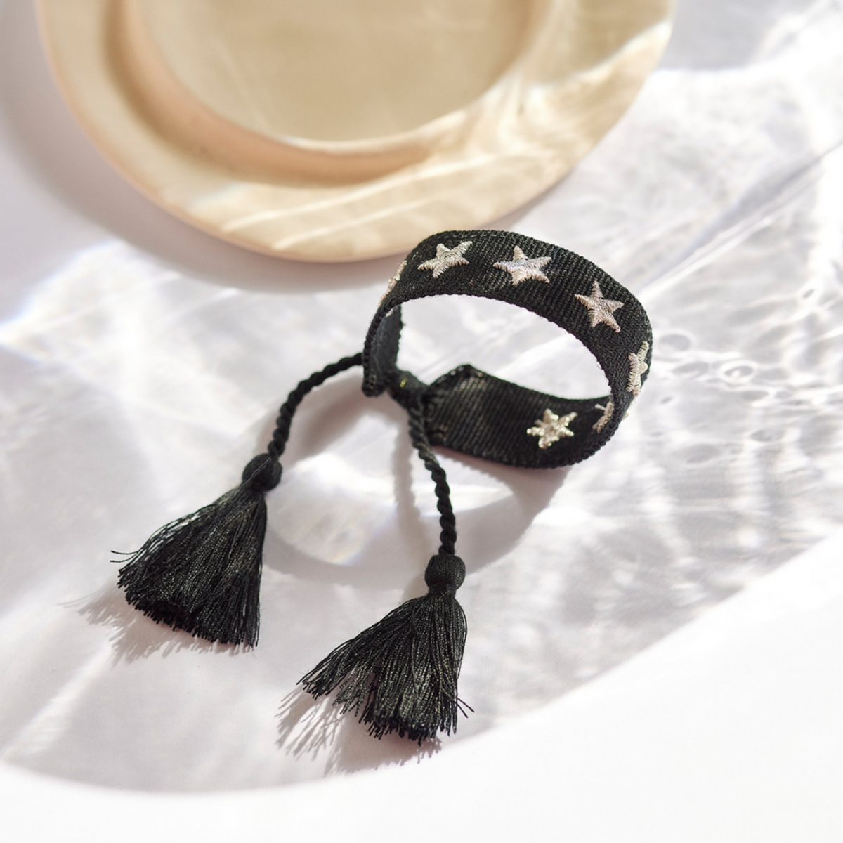 Stern Statement Armband