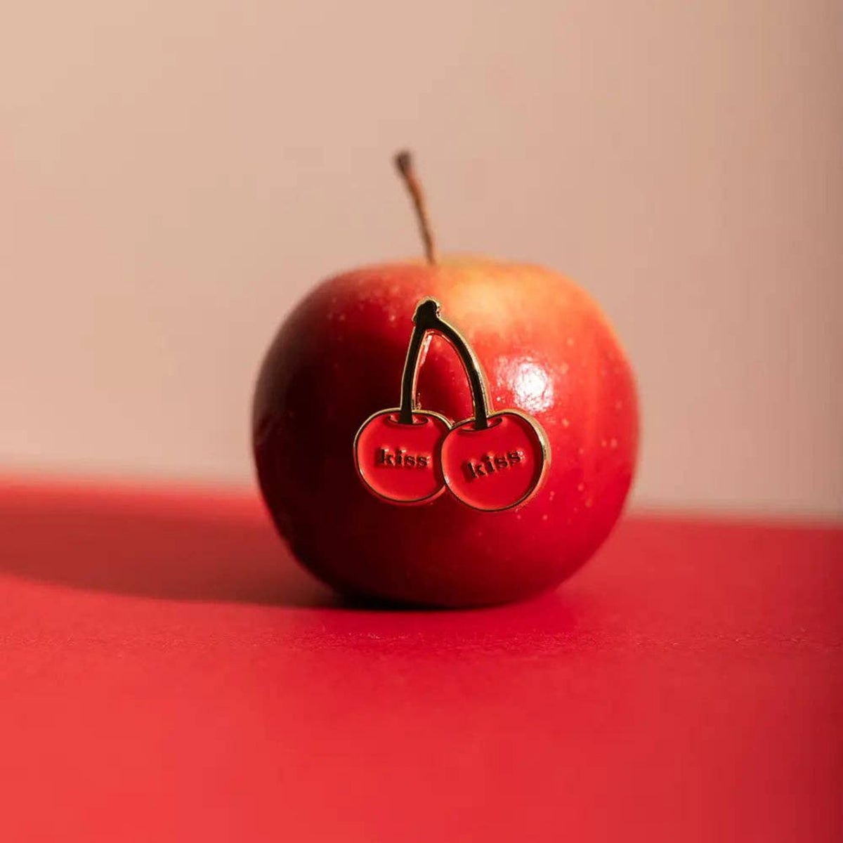 Kiss Kiss - Kirsche Pin