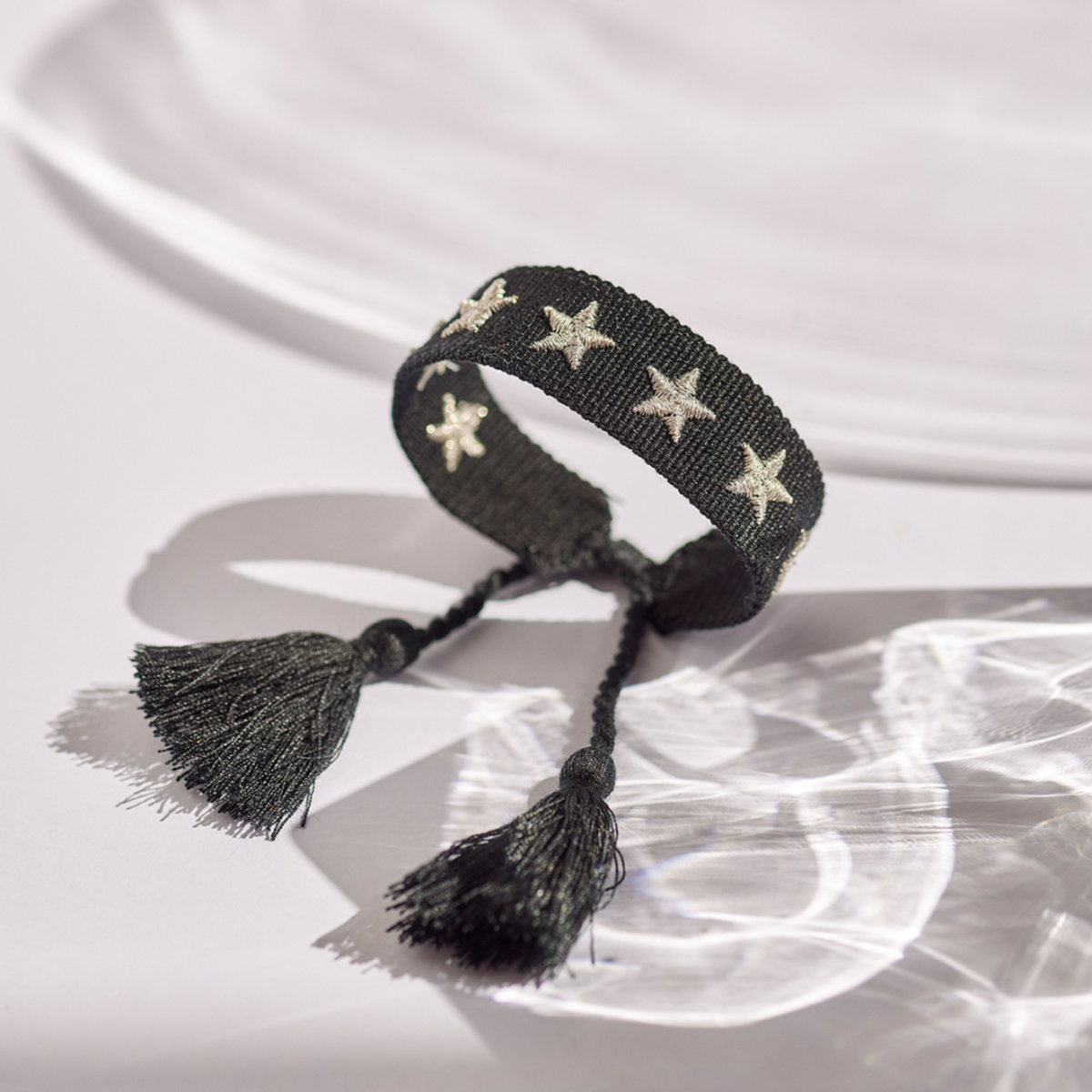 Stern Statement Armband